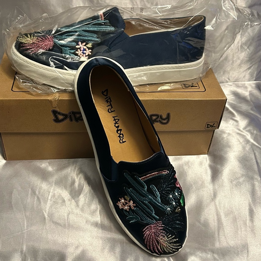 Dirty Laundry Women's Navy Embroidered Sneakers